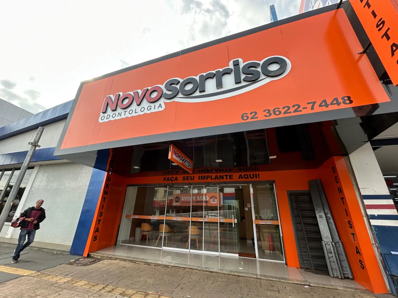 Fachada da unidade Novo Sorriso Goiânia I, com letreiro laranja e porta de vidro